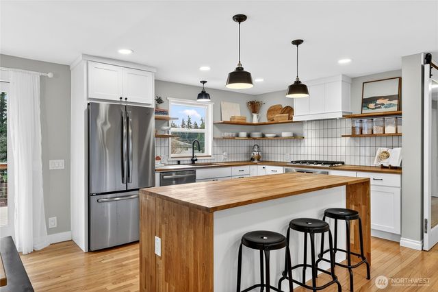 22207 54th Avenue W, Mountlake Terrace, WA 98043