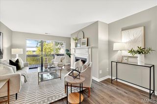 950 E Rue De La Banque 208, Creve Coeur, MO 63141