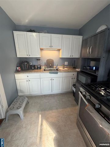 3 S Farview Avenue, Paramus, NJ 07652