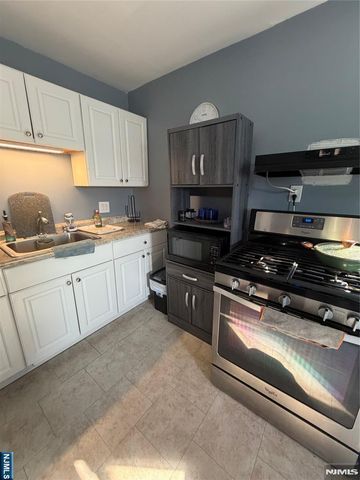 3 S Farview Avenue, Paramus, NJ 07652