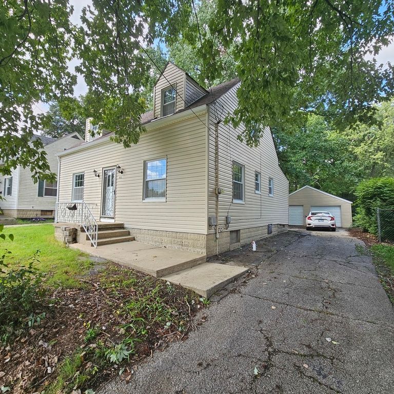 Image 4 of property listing at 105 S 20th Street, Mt Vernon, IL 62864
