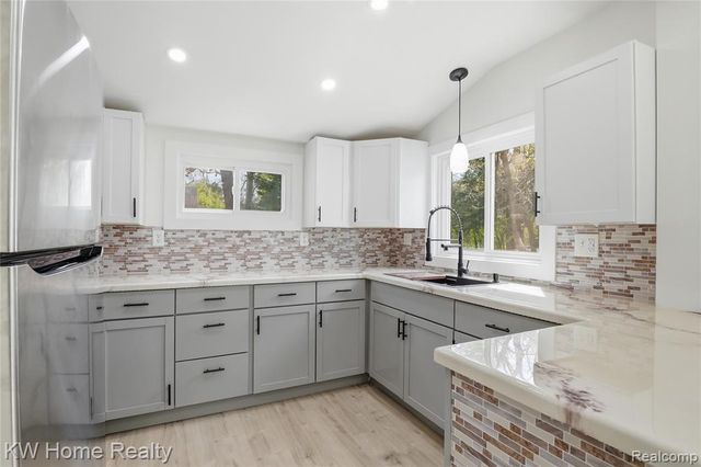 21266 W 9 Mile Road, Southfield, MI 48075