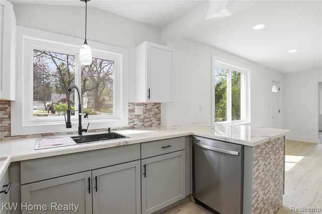 21266 W 9 Mile Road, Southfield, MI 48075