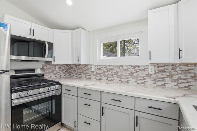 21266 W 9 Mile Road, Southfield, MI 48075