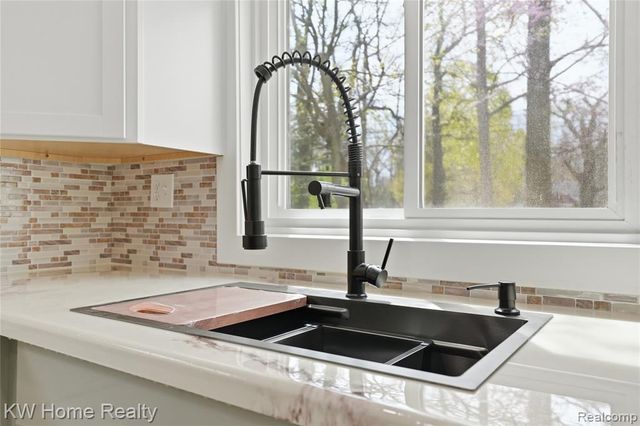 21266 W 9 Mile Road, Southfield, MI 48075