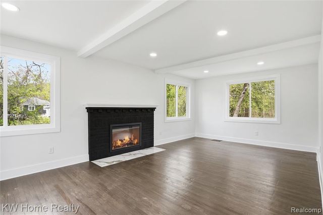 21266 W 9 Mile Road, Southfield, MI 48075