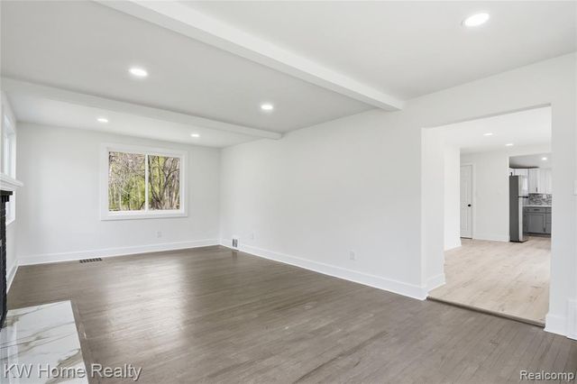 21266 W 9 Mile Road, Southfield, MI 48075