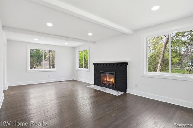 21266 W 9 Mile Road, Southfield, MI 48075