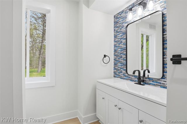 21266 W 9 Mile Road, Southfield, MI 48075