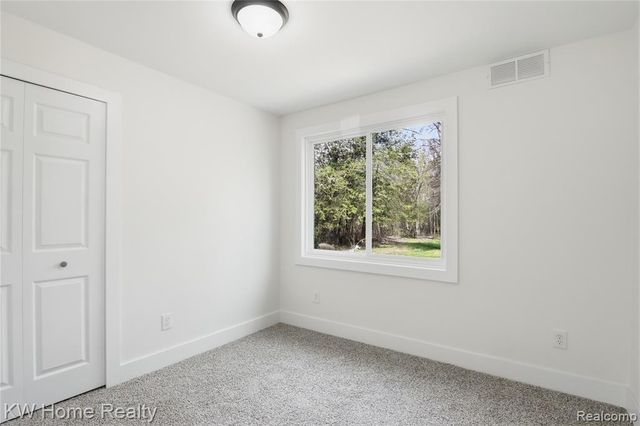 21266 W 9 Mile Road, Southfield, MI 48075