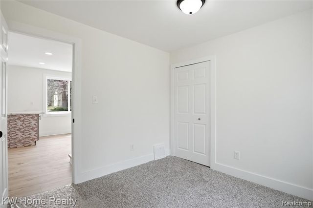 21266 W 9 Mile Road, Southfield, MI 48075