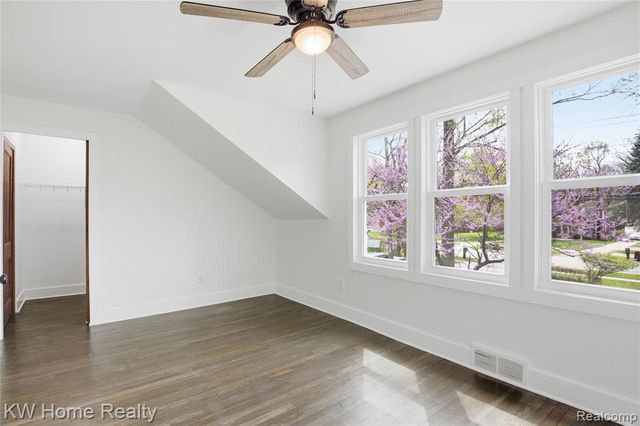 21266 W 9 Mile Road, Southfield, MI 48075