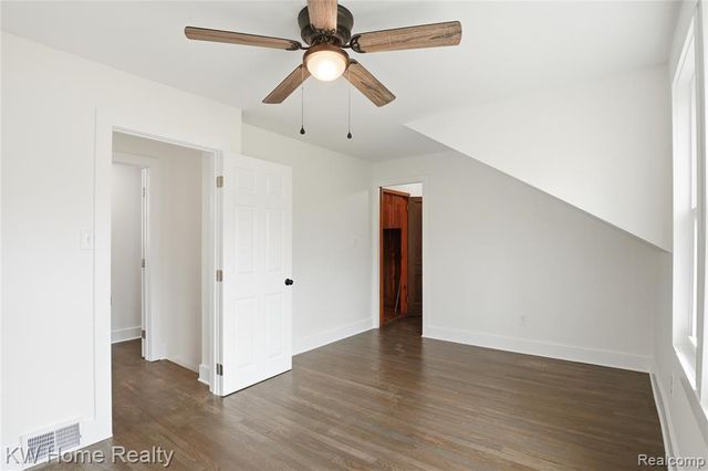 21266 W 9 Mile Road, Southfield, MI 48075