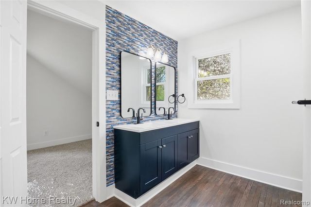 21266 W 9 Mile Road, Southfield, MI 48075