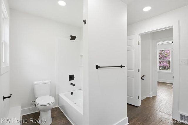 21266 W 9 Mile Road, Southfield, MI 48075