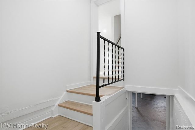 21266 W 9 Mile Road, Southfield, MI 48075