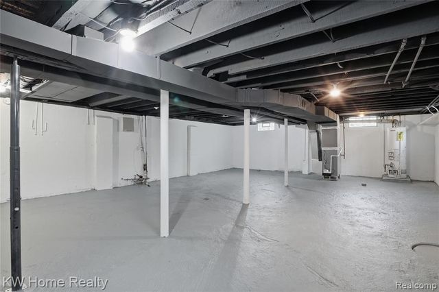 21266 W 9 Mile Road, Southfield, MI 48075