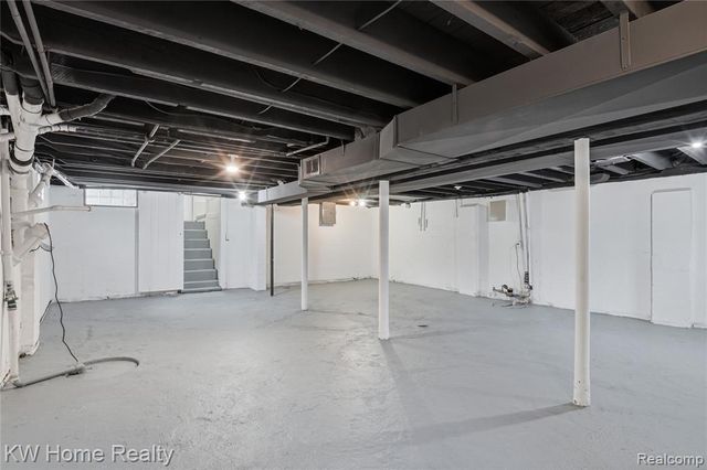 21266 W 9 Mile Road, Southfield, MI 48075