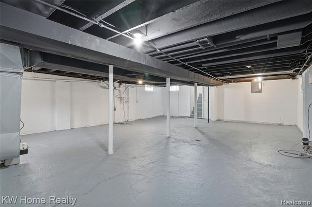 21266 W 9 Mile Road, Southfield, MI 48075