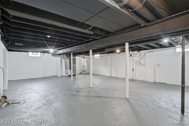 21266 W 9 Mile Road, Southfield, MI 48075