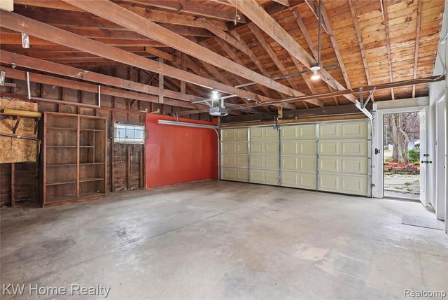 21266 W 9 Mile Road, Southfield, MI 48075