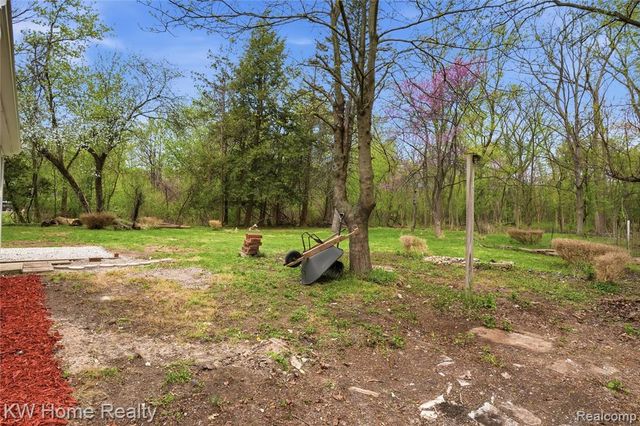 21266 W 9 Mile Road, Southfield, MI 48075