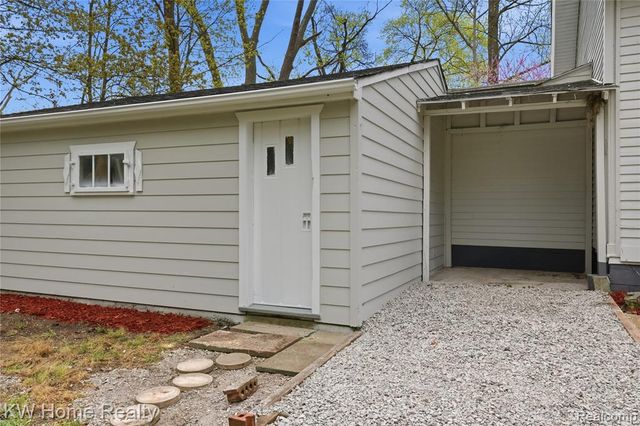 21266 W 9 Mile Road, Southfield, MI 48075