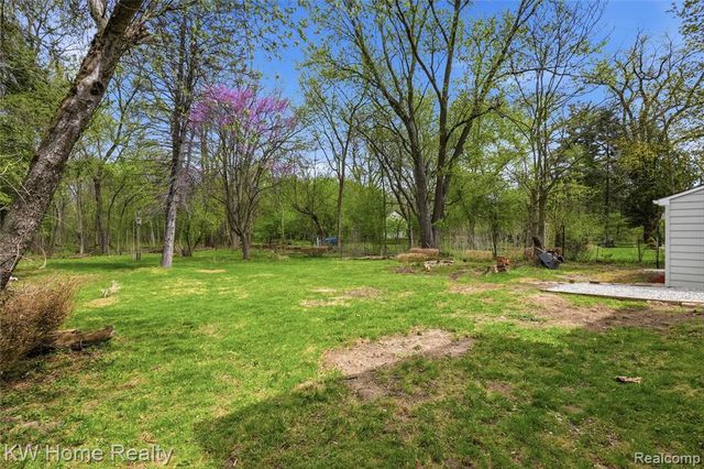 21266 W 9 Mile Road, Southfield, MI 48075