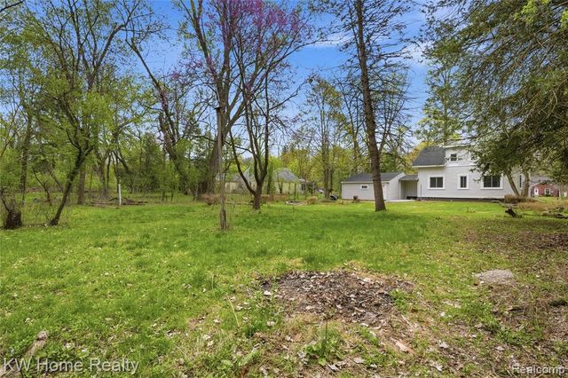 21266 W 9 Mile Road, Southfield, MI 48075