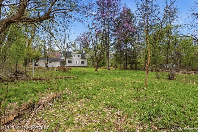 21266 W 9 Mile Road, Southfield, MI 48075