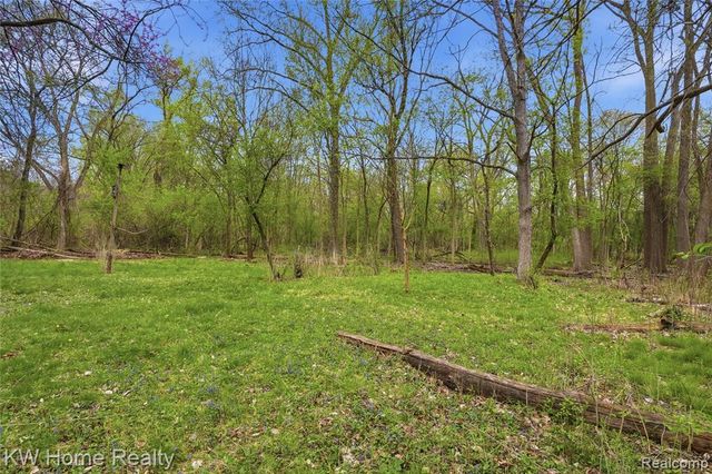 21266 W 9 Mile Road, Southfield, MI 48075