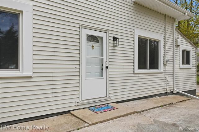 21266 W 9 Mile Road, Southfield, MI 48075