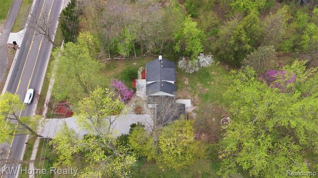 21266 W 9 Mile Road, Southfield, MI 48075