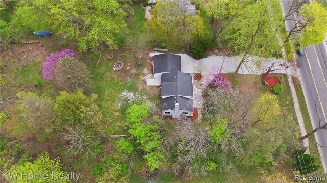 21266 W 9 Mile Road, Southfield, MI 48075