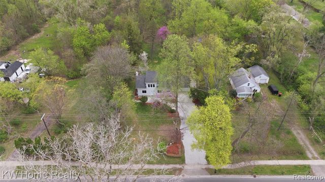 21266 W 9 Mile Road, Southfield, MI 48075