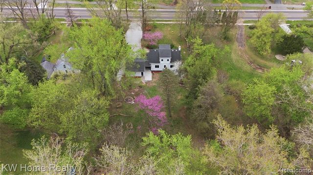 21266 W 9 Mile Road, Southfield, MI 48075