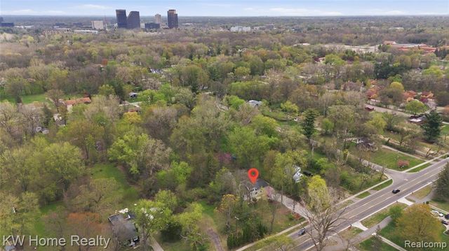 21266 W 9 Mile Road, Southfield, MI 48075