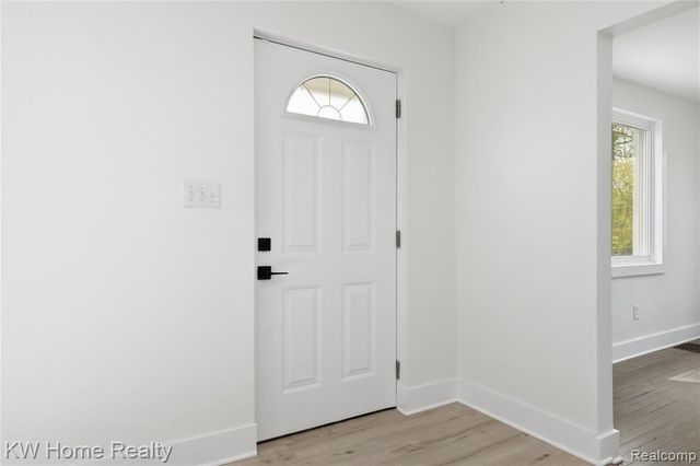 21266 W 9 Mile Road, Southfield, MI 48075