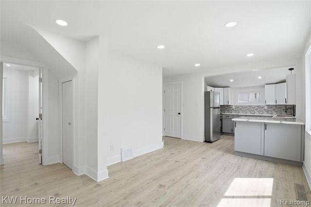 21266 W 9 Mile Road, Southfield, MI 48075