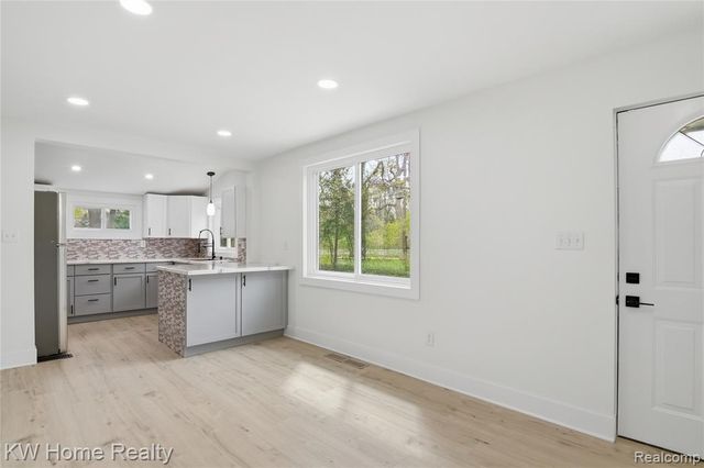 21266 W 9 Mile Road, Southfield, MI 48075