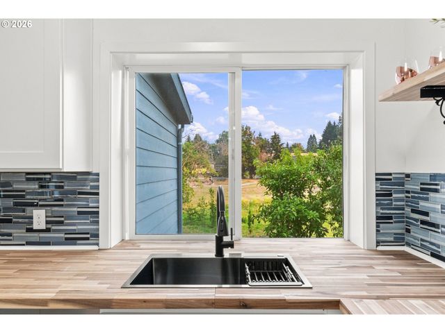 146 D St, Woodburn, OR 97071