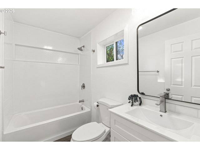 146 D St, Woodburn, OR 97071
