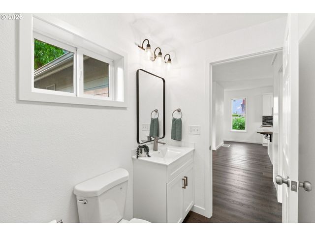 146 D St, Woodburn, OR 97071
