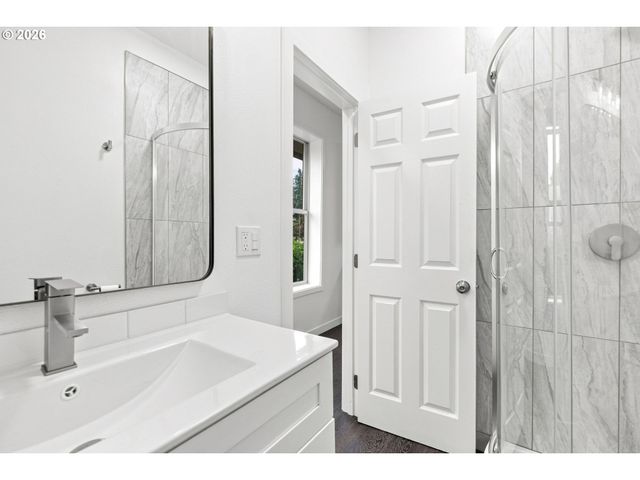 146 D St, Woodburn, OR 97071