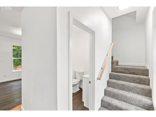 146 D St, Woodburn, OR 97071