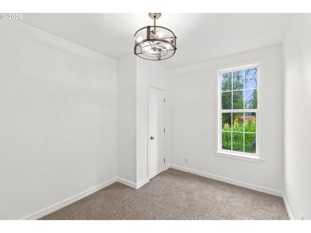 146 D St, Woodburn, OR 97071