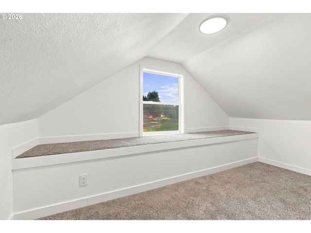 146 D St, Woodburn, OR 97071