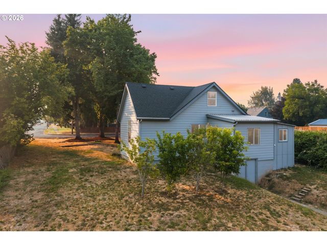 146 D St, Woodburn, OR 97071