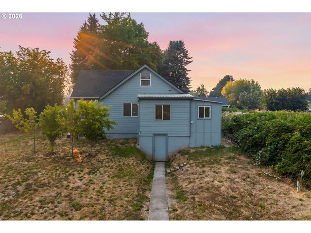 146 D St, Woodburn, OR 97071