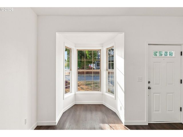 146 D St, Woodburn, OR 97071